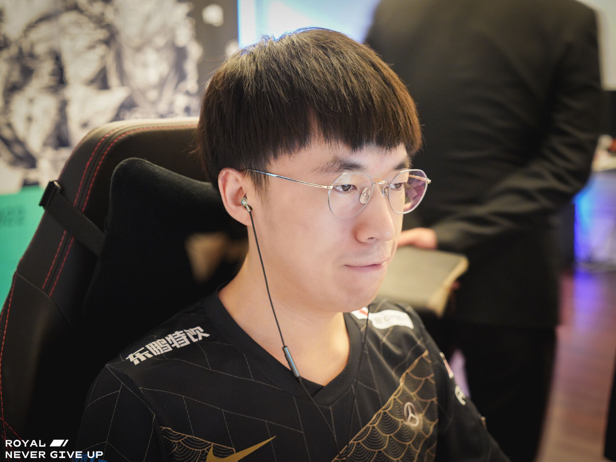 MSI决赛麦克风，小虎洞悉T1意图后霸气指挥阿彬：给我剪死Faker